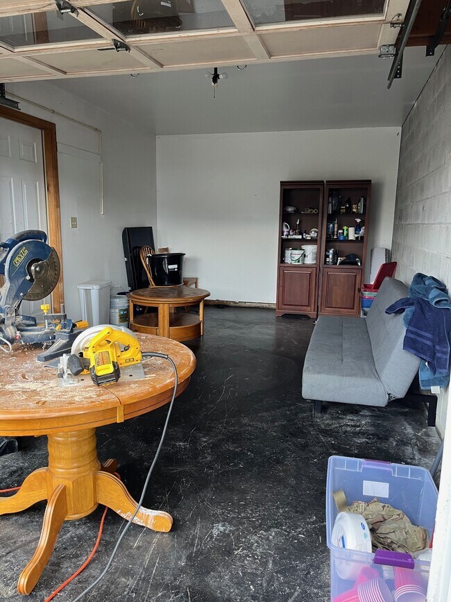 garage - 125 Pickwick Pl