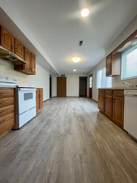 Building Photo - 1831 Cloveridge Dr