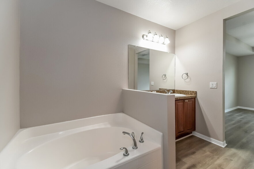 Building Photo - 5120 Magnolia Valley Dr