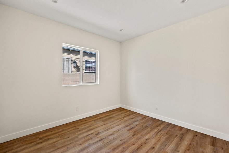 Building Photo - 3043 S Bronson Ave