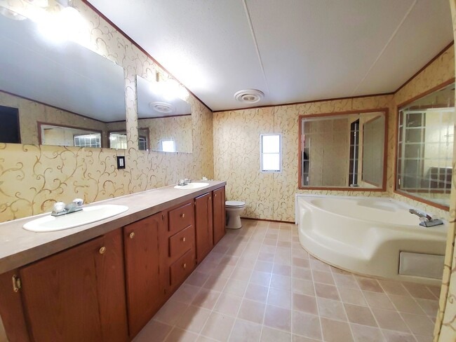 Building Photo - Spacious 4 bedroom with 3 FULL bathrooms nestled on 2 acres! MUST SEE!!!