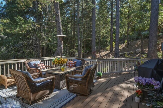 Building Photo - Charming Mountain Retreat across from Golf Course