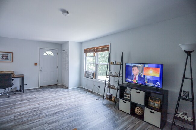 Building Photo - 542 N Carol Ln