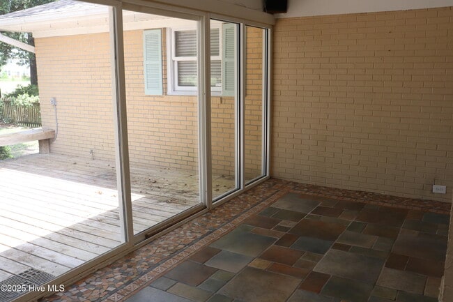 Building Photo - 207 Gemini Ct