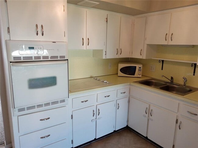 Building Photo - 2428 Columbia Dr