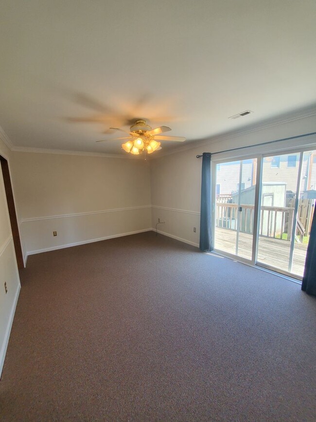 Building Photo - Townhome in Convenient Location