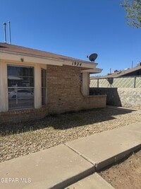 Building Photo - 1924 Estrada Dr