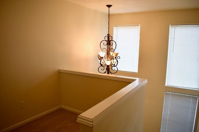 Building Photo - Beautiful Beaverton Townhouse