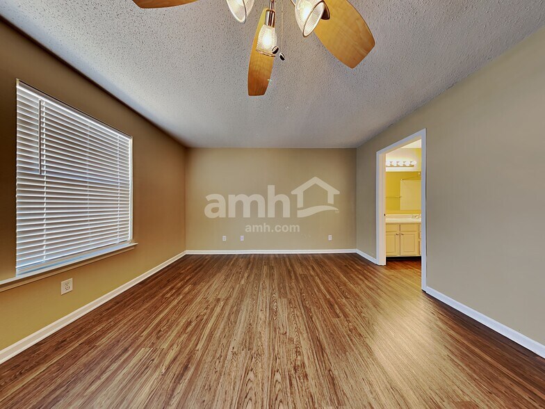 Building Photo - 10981 Clear Spring Dr