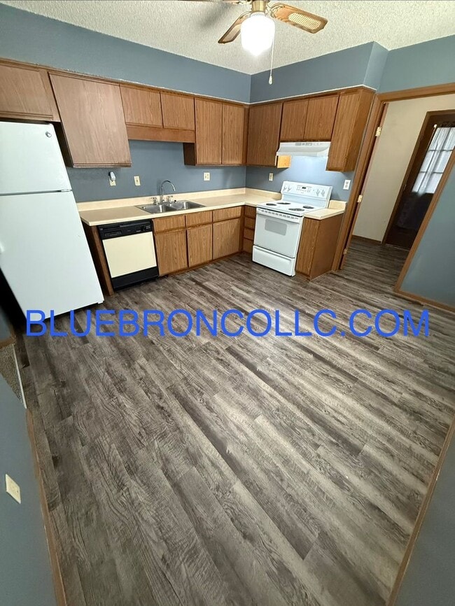 Building Photo - Updated 2-Bedroom Apartment in Raytowm