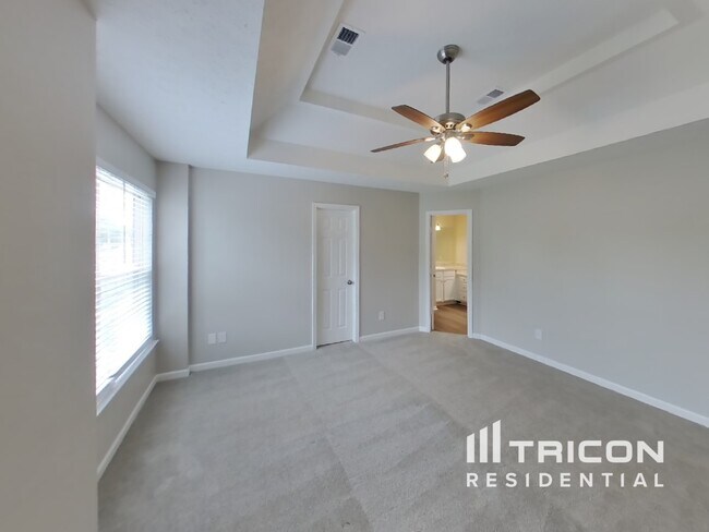 Building Photo - 283 Iris Dr