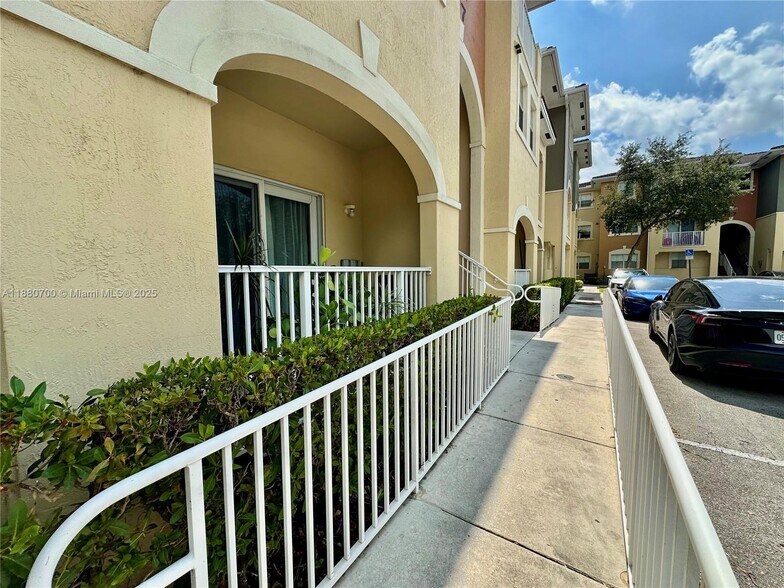 Building Photo - 10870 NW 88th Ter