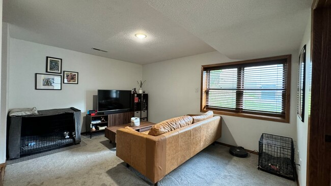 Building Photo - $1,800 | 3 Bedroom, 2 Bathroom Town Home |...