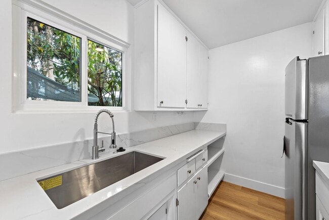 Building Photo - 105 Avenida Rosa