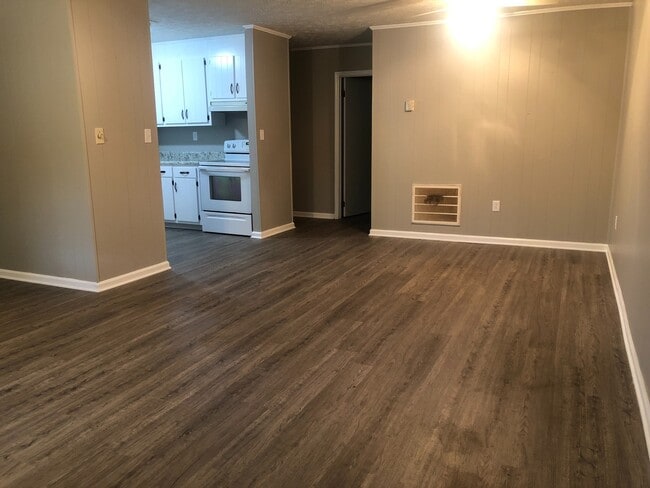 Building Photo - 515 Chateau Dr SE