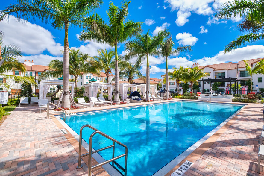 West Phase Pool and sundeck - Avalon Miramar Park Place