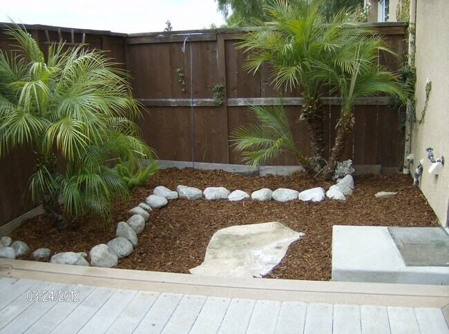 Building Photo - Spacious Three Bedroom Townhouse with Atta...