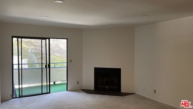 Building Photo - 4260 Vía Arbolada