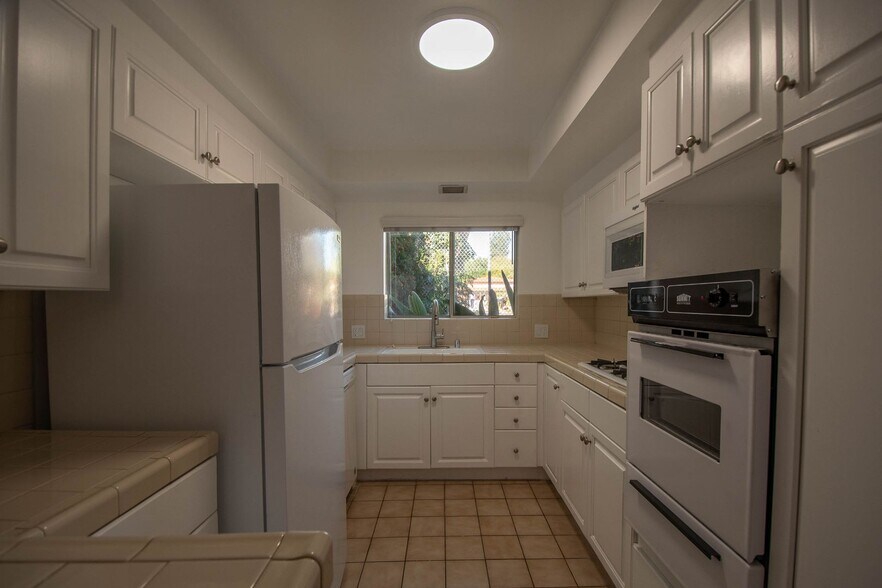 Building Photo - 14706 Dickens St