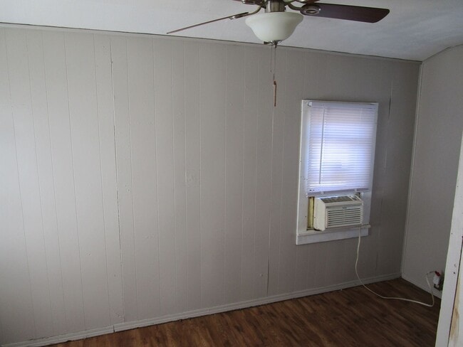 Building Photo - Super Cute & Clean!