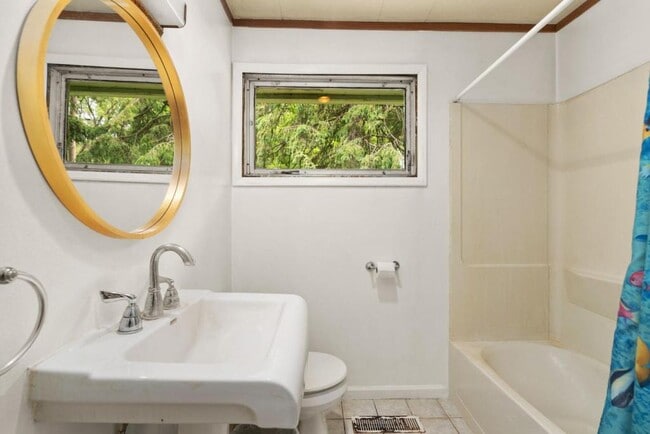 Building Photo - 1210 Blaine Dr