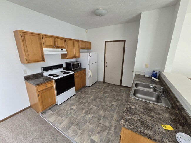 Building Photo - 748 W Belmont Ave