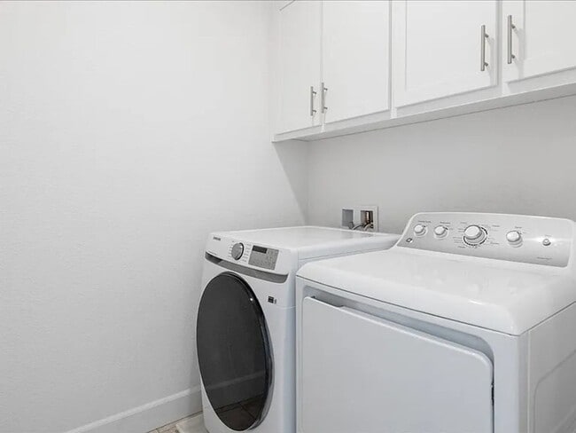 Building Photo - Beautifully maintained home located in a quiet, desirable Pittsburg neighborhood.