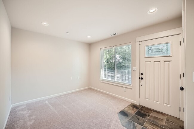 Building Photo - Charming three-level Townhome available for immediate move in.