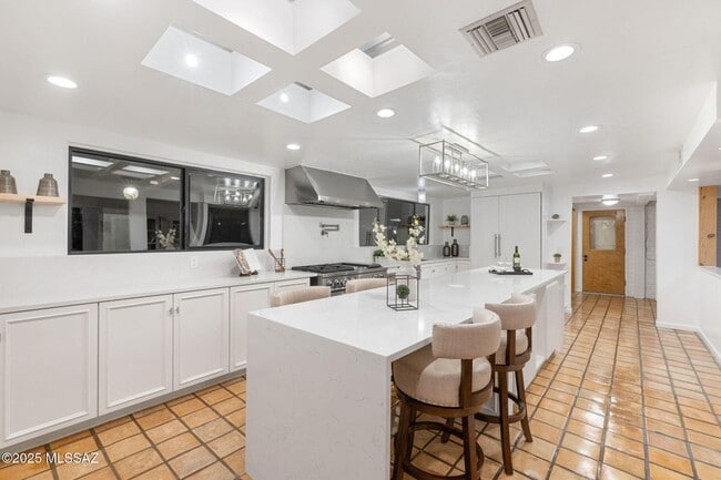 Building Photo - 2940 E Camino Juan Paisano