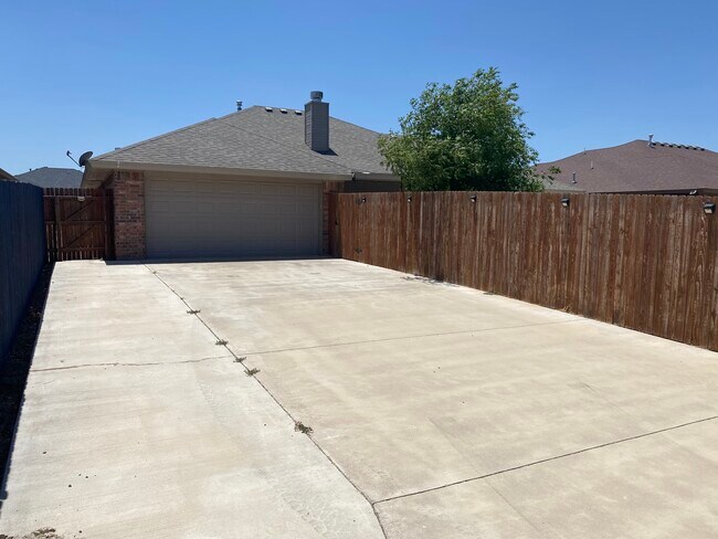 plenty of parking - 4114 Huntleigh Dr