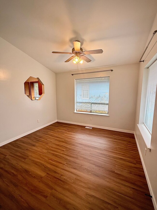 Building Photo - Live in Sunny Land! Updated 2 Bedroom with Great Amenities Available NOW!