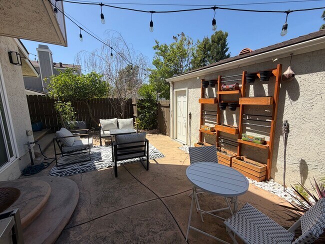 Building Photo - Remodeled 3 bedroom 2 1/2 bath townhome!