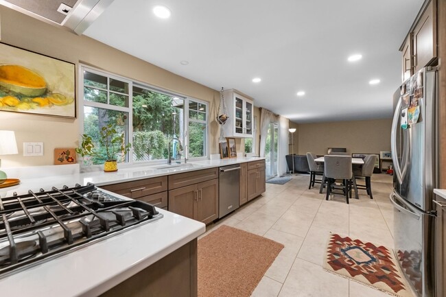 Building Photo - University Place 4 Bed/3 Bath