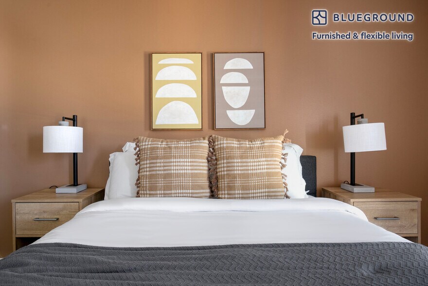 Building Photo - 3630 Overland Ave