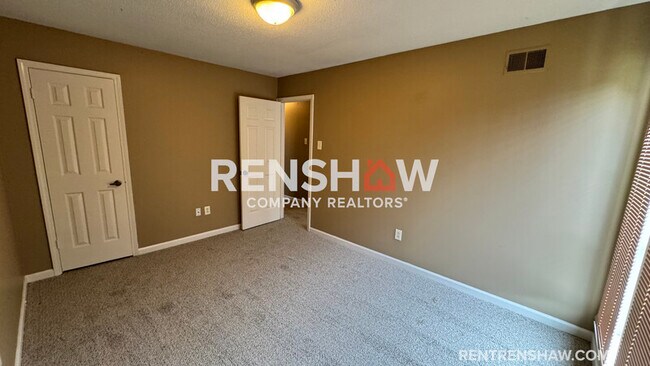 Building Photo - 5249 Kimbark Woods Dr