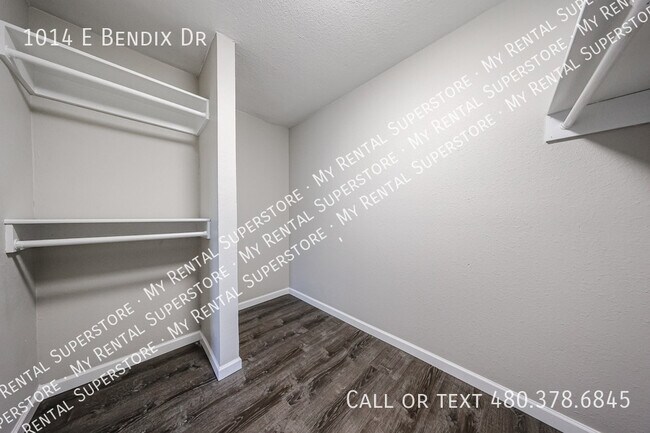 Building Photo - 1014 E Bendix Dr