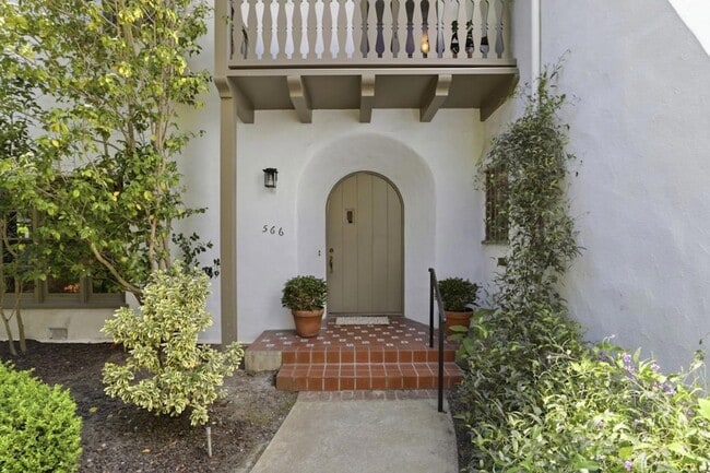 Building Photo - 566 E Crescent Dr