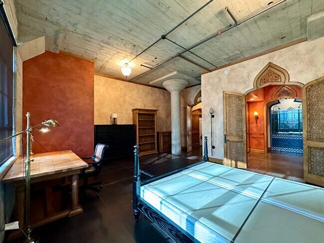 Building Photo - FURNISHED LUXURY TOP-FLOOR 2BR/2.5BA PENTH...