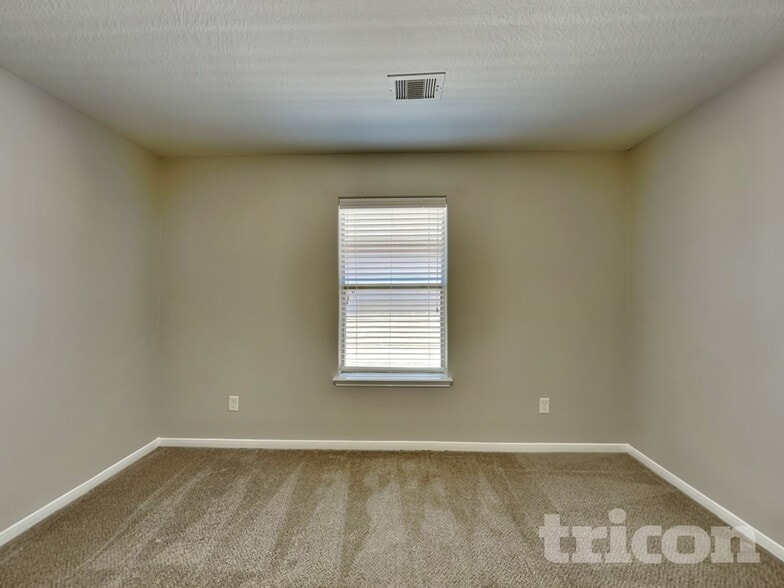 Building Photo - 8927 Summer Valley Ln