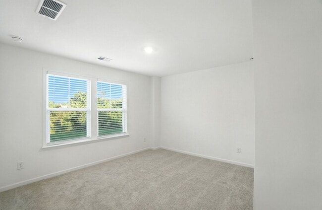 Building Photo - Brand-new three-story townhome in the Univ...