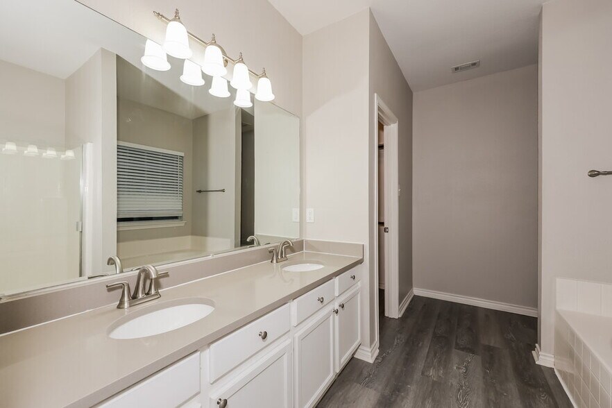 Building Photo - 1106 Longhorn Ln