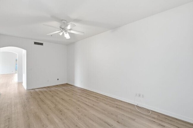 Building Photo - 4 Bed 2 Bath House with a pool!