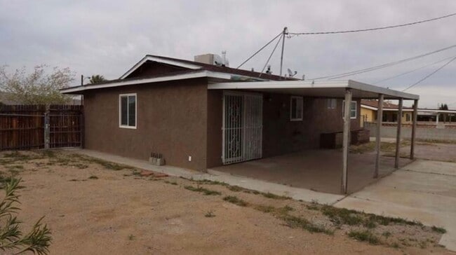 Building Photo - 3 Bedroom 2 Bathroom Home!