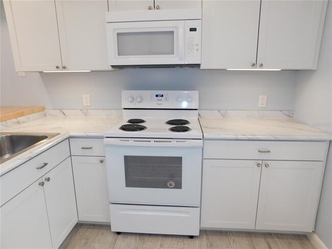 Building Photo - 331 Woodlake Wynde