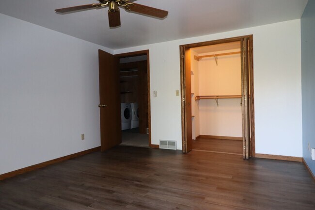 Building Photo - Stunning 4 Bedroom Home with Pond Access