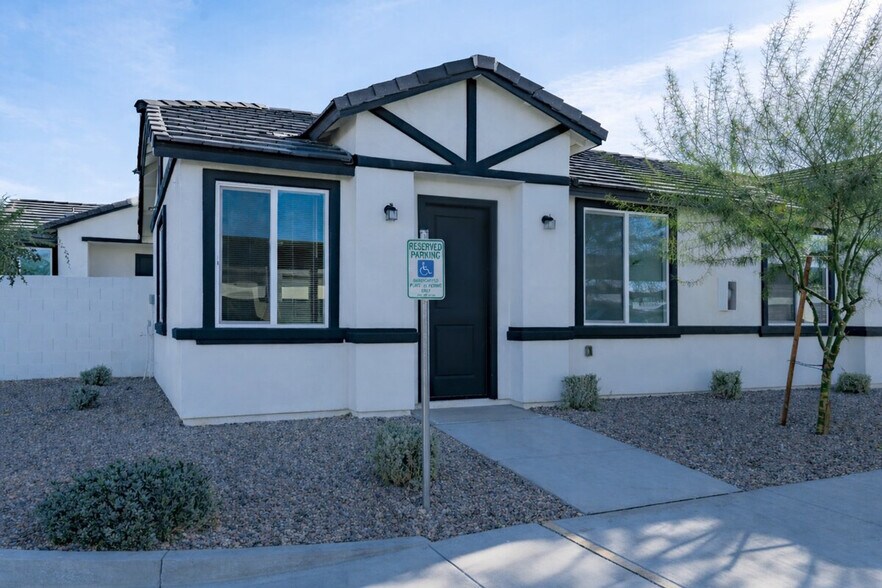 Building Photo - 6606 W Paradise Ln