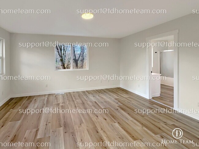 Building Photo - "Spacious 4-Bed Oasis with Scenic Views in Prime Seattle Location!"