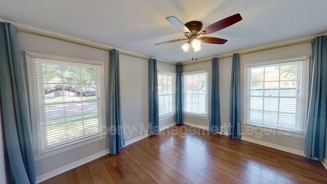 Building Photo - 5830 Kenwood Ave