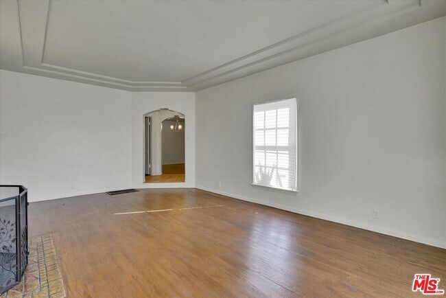 Building Photo - 3800 Roxton Ave