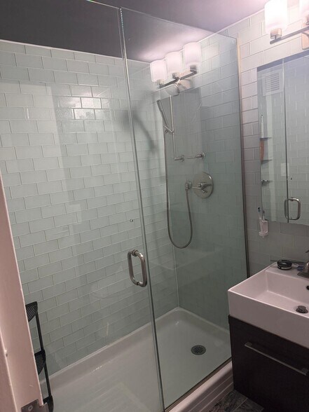 Building Photo - 206 E 95th St